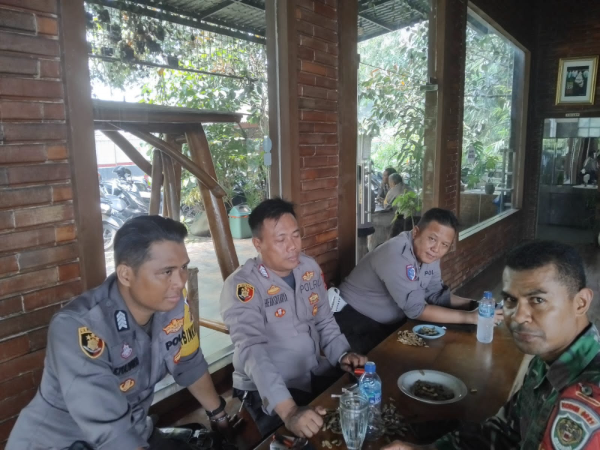 Fhoto : Polri Dan TNI Menjalin Kedekatan Dengan masyarakat 