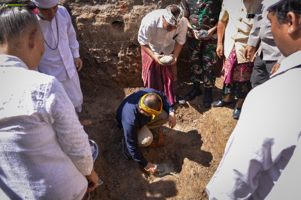 Peletakan Batu Pertama Di awali Ol3h Gubernur NTB