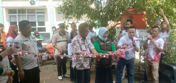 Fhoto  : Camat Ciseeng Subhi SH M.Si didampingi Sekcam Ahmad Rosadi S.Ag melaksanakan launching Bank Sampah Kec. Ciseeng dengan menggunting pita.