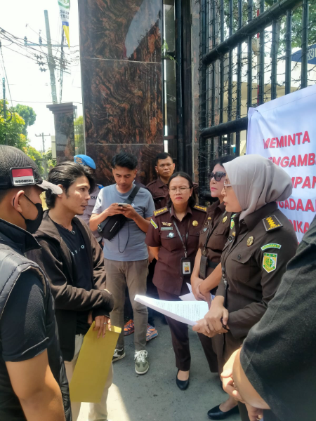Fhoto : Permak Sumut saat menggelar aksi demonstrasi di depan Kantor Kejati Sumut (atas) dan Kantor Gubernur*