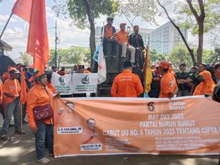 http://gardatipikornews.com/dua-unit-rumah-di-kampung-sindang-raja-desa-cicukang-ludes-di-lalap-sijago-merah