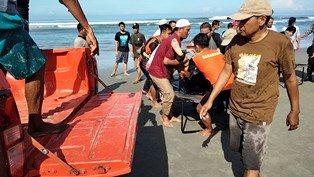 http://gardatipikornews.com/kapolda-sumsel-memberikan-satu-pin-emas-dan-piagam-penghargaan-kepada-23-orang-personil-polri-dan-pns