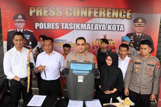 http://gardatipikornews.com/kapolres-tasikmalaya-kota-pimoin-press-conference-kasus-penganiayaan-disertai-pengancaman-dengan-menggunakan-senjata-tajam