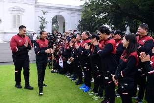 http://gardatipikornews.com/memperingati-hari-buruh-ketua-knpi-awen-magai-mempertanyakan-putra-putri-asli-papua-yang-saat-ini-menjadi-pengangguran-di-negeri-sendiri