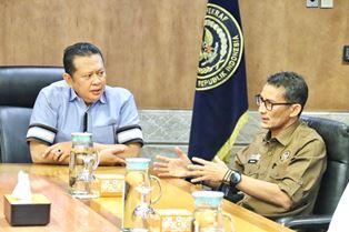 http://gardatipikornews.com/waooow-gerbong-kereta-sekarang-ada-dipinggir-jalan-yuk-simak-isinya