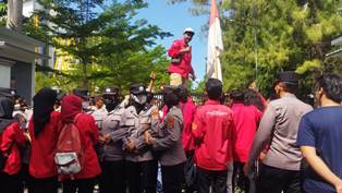 http://gardatipikornews.com/danrem-garuda-jaya-kapolda-babel-dan-parjurit-tni-polri-kompak-pada-acara-halal-bihalal