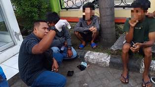 http://gardatipikornews.com/resmob-polres-loteng-ringkus-pelaku-begal-yang-kerap-beraksi-di-jalan-bypass-bil