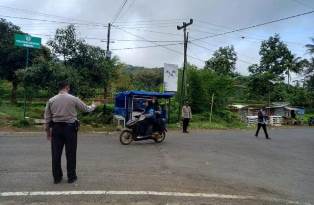 http://gardatipikornews.com/beri-rasa-aman-polsek-sukahaji-dan-polsubsektor-sindang-laksanakan-pengamanan-turnamen-bola-volly