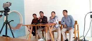 http://gardatipikornews.com/polisi-bubarkan-pemuda-asik-konsumsi-miras-di-pinggir-jalan-raya