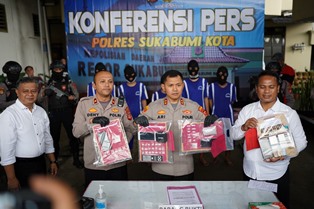 http://gardatipikornews.com/pemdes-sukakarnya-diduga-dana-desa-di-jadikan-kong-kalingkong-oknum-kades