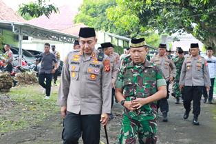 http://gardatipikornews.com/polsek-citamiang-kota-sukabumi-pertemukan-bocah-yang-sempat-hilang-dengan-orang-tuanya