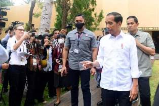 http://gardatipikornews.com/polsek-cibeureum-kota-sukabumi-evakuasi-jenazah-bayi-yang-ditemukan-warga-di-pinggiran-sungai
