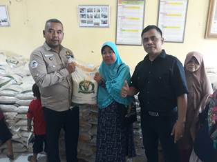 http://gardatipikornews.com/waduh-mirisnya-diduga-penjual-miras-berjenis-arak-di-depan-sdn-3-parit-tiga-kecamatan-parit-tiga-tidak-mengantongi-izin-resmi