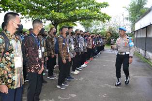 http://gardatipikornews.com/kepala-desa-iwul-kecamatan-parung-nasim-setiawan-se-mm-simbolis-serahkan-bantuan-cadangan-pangan-pada-warganya
