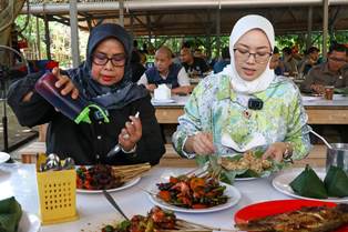 http://gardatipikornews.com/pemerintah-desa-buniwangi-kecamatan-gegerbitung-kabupaten-sukabumi-laksanakan-jaling-jalan-lingkungan-di-desa-buniwangi