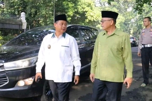 http://gardatipikornews.com/pengecoran-jalan-desa-pasawahan-diduga-bahan-materialnya-tidak-sesuai-spek