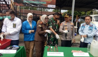 http://gardatipikornews.com/meresahkan-polsek-sumbawa-bubarkan-judi-sabung-ayam-di-kelapis
