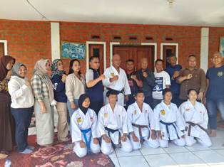 http://gardatipikornews.com/menjelang-pilkada-2024-satbinmas-polres-lotim-perkuat-sinegritas-3-pilar