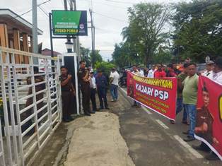 http://gardatipikornews.com/perhutani-tebang-kayu-mahoni-dan-almanium-di-dua-titik-kabupaten-lebak