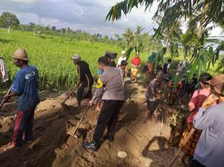 http://gardatipikornews.com/tingkatkan-kedisiplinan-bkd-desa-loyokbabinsa-koramil-1615-09-sikur-latihkan-pbb