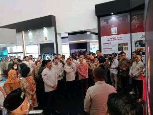 http://gardatipikornews.com/soal-buku-simi-sekda-ade-bantah-ibu-marwan-jualan-buku-dan-cari-kuntungan