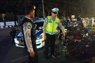 http://gardatipikornews.com/lazismu-lombok-timur-berikan-bantuan-biaya-pendidikan-bagi-mahasiswa-berprestasi