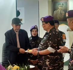 http://gardatipikornews.com/srikandi-pshw-tm-bagikan-bunga-mawar-kepada-masyarakat-dan-petugas-tni-polri-yang-berjaga-dalam-kegiatan-suran-agung-121-tahun-2024