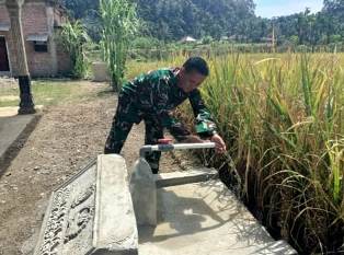 http://gardatipikornews.com/babinsa-koramil-sumberrejo-bojonegoro-bekali-pramuka-attanwir-materi-navigasi-darat