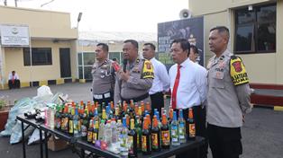 http://gardatipikornews.com/sebanyak-23-anggota-polres-sukabumi-diberi-penghargaan-atas-keberhasilannya-ungkap-kasus-kekerasan-terhadap-anak