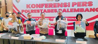 http://gardatipikornews.com/kpud-labura-kembalikan-berkas-paslon-arizal-dan-darnol