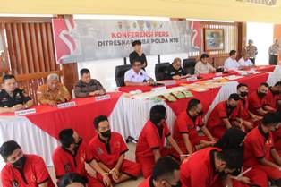 http://gardatipikornews.com/siaga-hadapi-pilkada-polresta-mataram-bagikan-peralatan-kompi-dalmas-untuk-perorangan