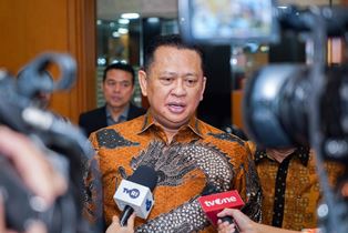 http://gardatipikornews.com/babinsa-kodim-bojonegoro-distribusikan-75-ribu-liter-air-bersih-untuk-warga-di-kecamatan-sugihwaras