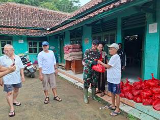 http://gardatipikornews.com/puluhan-warga-desa-neglasari-kecamatan-purabaya-kabupaten-sukabumi-jalani-ramadan-dan-dipastikan-harus-merayakan-idul-fitri-huntara