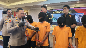 http://gardatipikornews.com/polisi-tangkap-5-pelaku-pencuri-kabel-lampu-di-koja