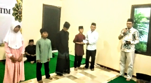 http://gardatipikornews.com/pererat-silaturahmi-bulan-suci-ramadhan-polsek-selaparang-gelar-buka-puasa-bersama-anak-yatim-piatu
