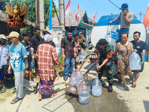 http://gardatipikornews.com/kawal-bantuan-air-bersih-untuk-warga-kades-gunung-kaler-apresiasi-kepedulian-kjni