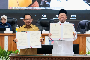 http://gardatipikornews.com/bhayangkara-jaga-dan-rawat-sukabumi-polres-sukabumi-sambangi-lansia-sebatang-kara-di-cisolok