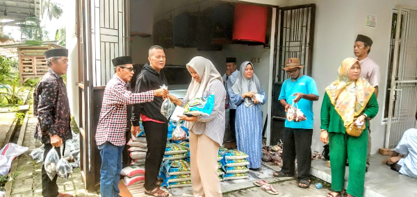 Pemdes Parigi Mekar Kecamatan Ciseeng Salurkan Santunan Yatim Bersama Kades Ade Syaprudin MM Dan Ketua TP PKK Neneng Supriatin