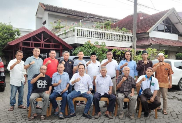 Foto bersama pengurus dan anggota MPC di sela temu kangen di kediaman Pembina Oliv Sudjali komplek Bumi Seroja Jl. Gagak Hitam Ringroad, Jumat (3/10/2025).