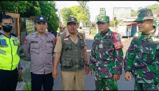 https://gardatipikornews.com/humanis-bhabinkamtibmas-polsek-kadudampit-kota-sukabumi-bersihkan-longsoran-tembok-rumah-warga