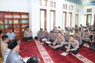 https://gardatipikornews.com/polisi-evakuasi-gurandil-yang-tewas-tertimbun-tanah-dalam-lubang-tambang-ilegal-di-ciemas-sukabumi