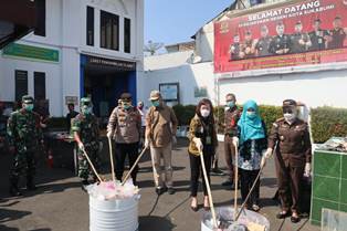 https://gardatipikornews.com/ketua-knpi-mimika-dampingi-ketua-mpi-mimika-berikan-bantuan-alat-tulis-di-kampung-aikawapuka