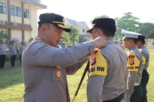 https://gardatipikornews.com/beri-motivasi-kapolres-sukabumi-kota-kunjungi-personel-polri-yang-menderita-sakit-menahun