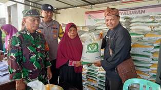 https://gardatipikornews.com/pemerintah-melalui-bulog-salurkan-bantuan-beras-seberat-10-kg-kepada-935-kpm-di-desa-sukahening