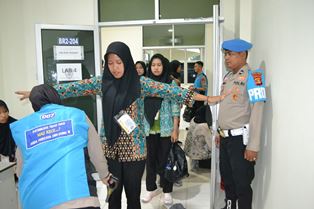 https://gardatipikornews.com/pemdes-banyuresmi-kecamatan-sukahening-salurkan-bantuan-pangan-beras-dari-bulog-untuk-473-kpm