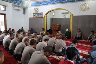 https://gardatipikornews.com/munir-blangkon-ijo-yang-santri-pengusaha-sekaligus-politisi-muda