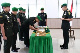 https://gardatipikornews.com/pemdes-sekecamatan-ciseeng-salurkan-bantuan-cadangan-beras-pemerintah-bersama-kades-cibeuteung-muara-asep-suhendar