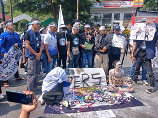 https://gardatipikornews.com/tes-wawancara-calon-anggota-pengawas-kelurahan-desa-kecamatan-ciseeng-kabupaten-bogor-berlangsung-tanpa-kendala