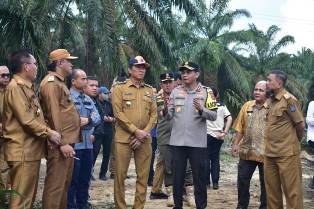 https://gardatipikornews.com/giat-sinergitas-tni-polri-dan-perangkat-desa-wilayah-hukum-polsek-caringin-sambangi-pasar-tohaga-jaga-kamtibmas-dan-beri-himbauan-kepada-pedagang-untuk-tidak-segan-melaporkan-apabila-ada-tindakan-krim