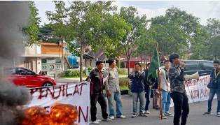 https://gardatipikornews.com/kabid-sma-drsjoko-edi-purwanto-disdik-sumsel-jadi-tersangka-korupsi-proyek-gedung-di-kabupaten-oku-selatan